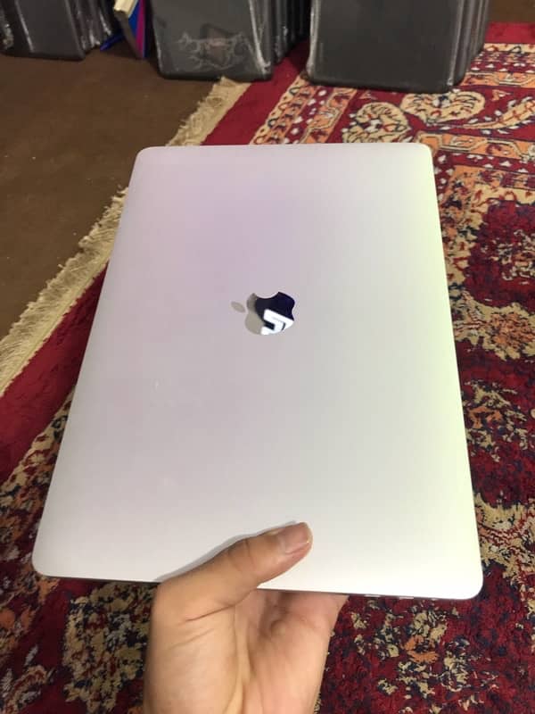 Macbook pro 2018 i5   16/256 13 inch Tayyab laptop 5