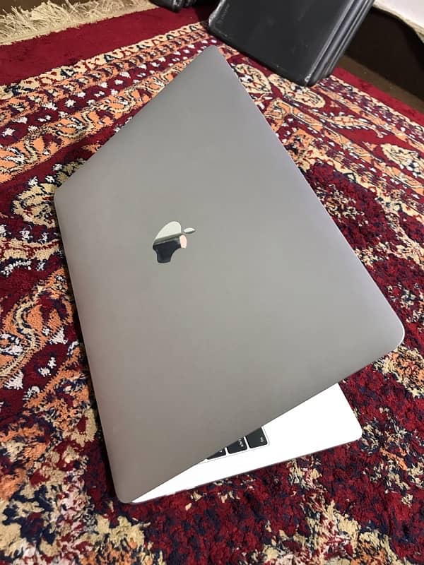 Macbook pro 2018 i5   16/256 13 inch Tayyab laptop 6