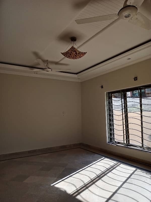 BEAUTIFUL LUXURY HOUSE FOR SALE IN ZEESHAN STREET NEAR COMMERCIAL MARKET 9