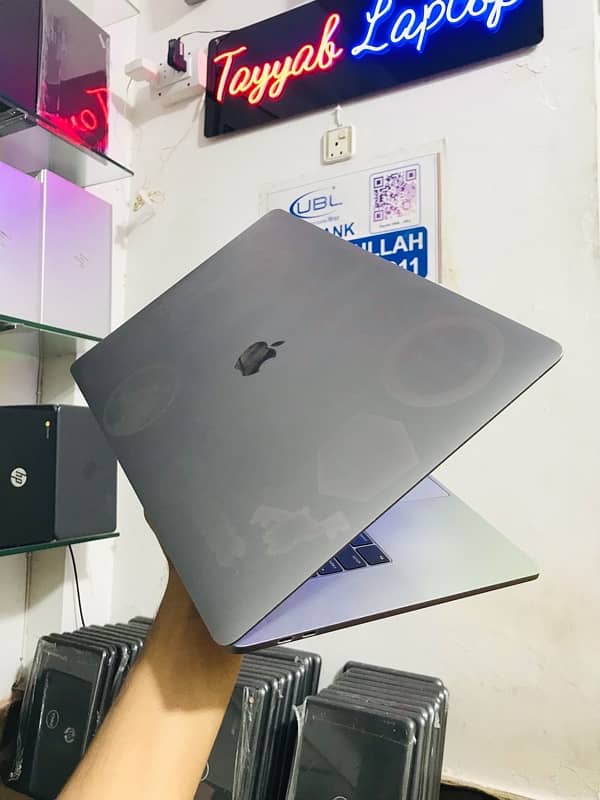 Macbook pro 2018 i7.16/512 13 inch Tayyab laptop 1