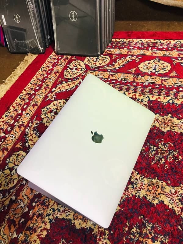 Macbook pro 2018 i7.16/512 13 inch Tayyab laptop 5