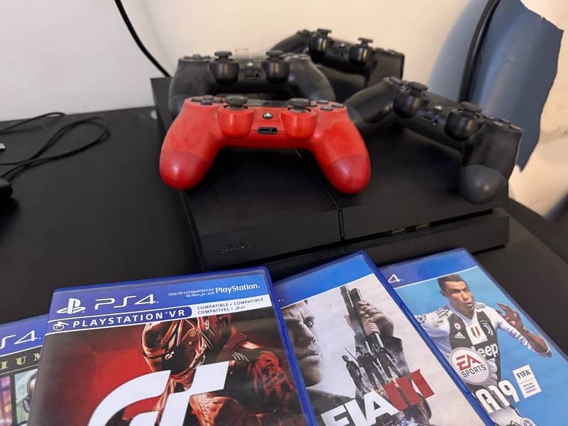 Ps4 with controllers and games 0