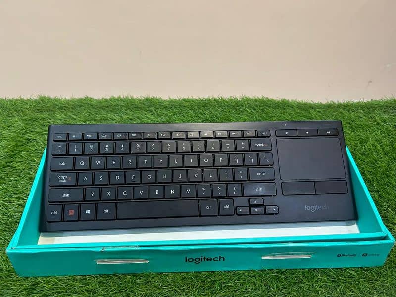 logitech k830 Bluetooth+ wireless keyboard backlight rechargable 0