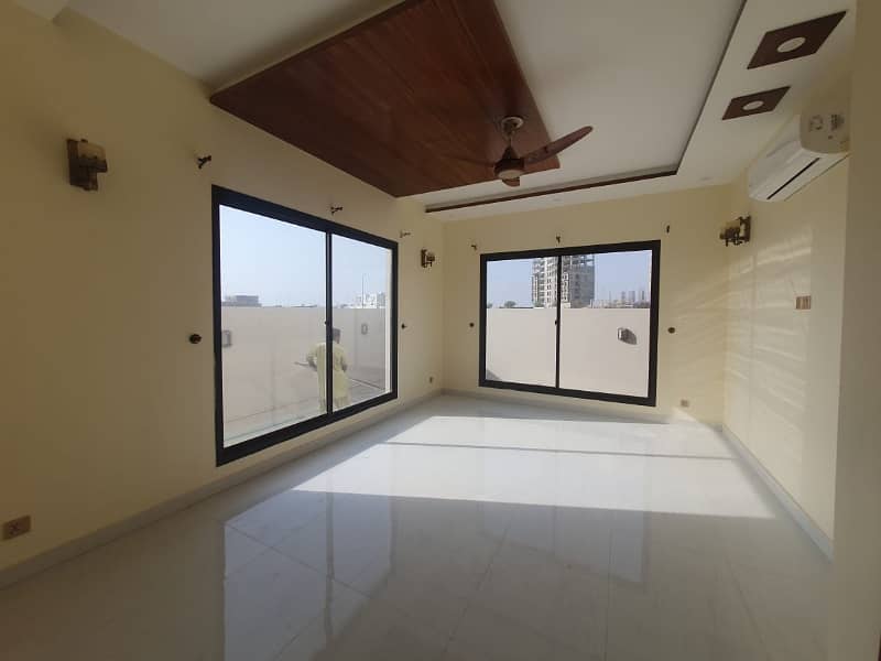 520 Sq Yd Luxury Villa FOR SALE. 2km From Entrance Of BTK. 7 Bed DDL 2 Kitchens 7