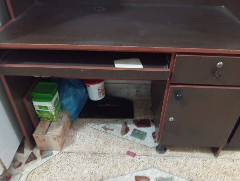 urgent sale wooden computer table 1