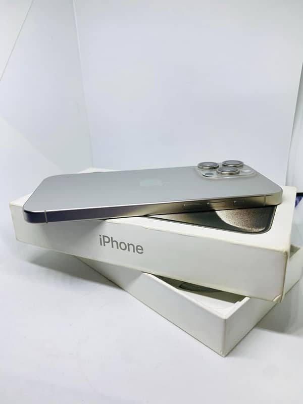 Iphone 15 pro max Natural Titanium 4