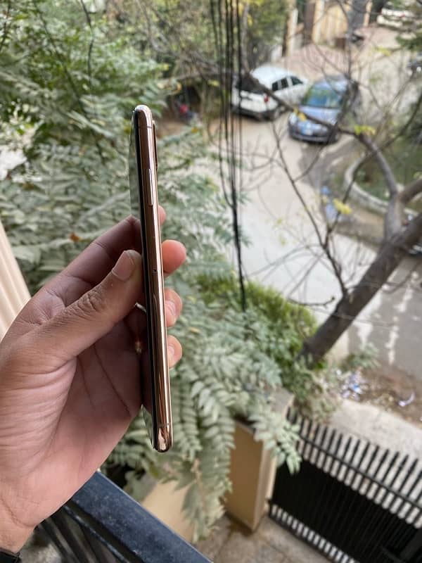 iPhone XS Max Approved Gold 1