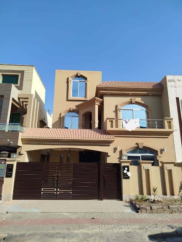 8 marla Brand New House For Rent in Bahria Town Lahore 0