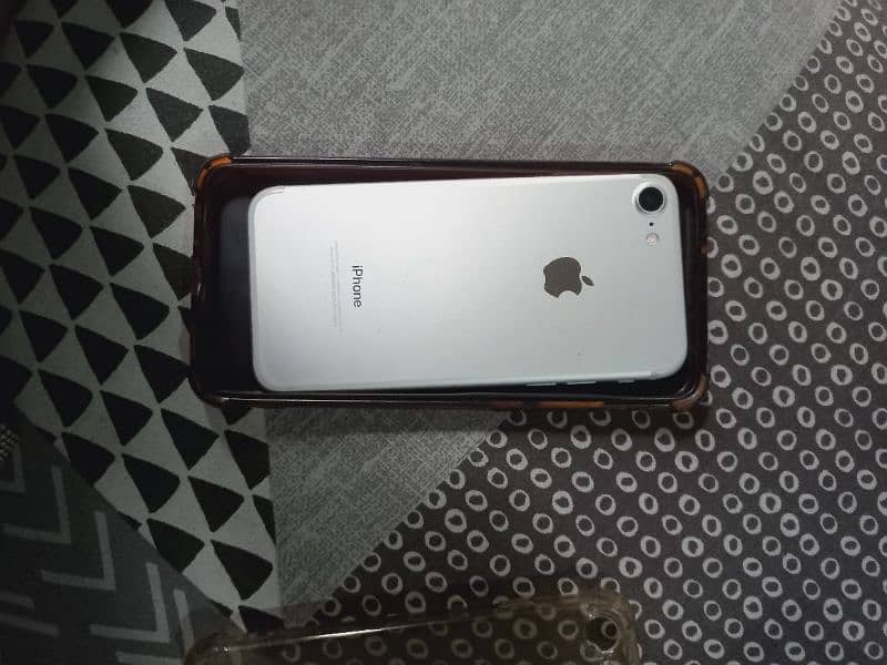 iphone 7jv 128gb neat and clean condition 0