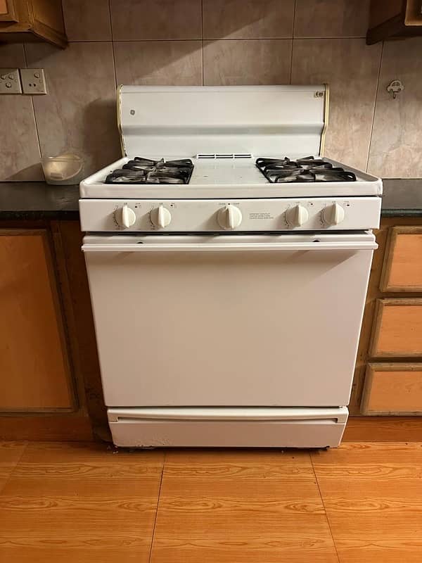 GE American stove in excellent condition 0