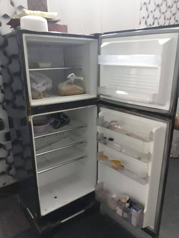 dawlance medium size fridge 0