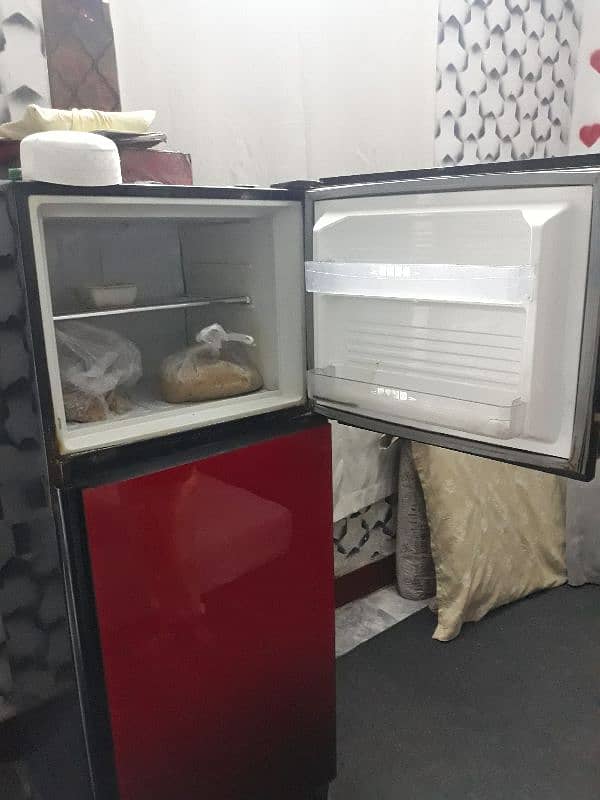 dawlance medium size fridge 1