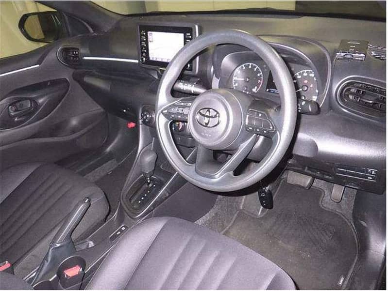 Toyota Yaris 2021 X package (Push start) 16