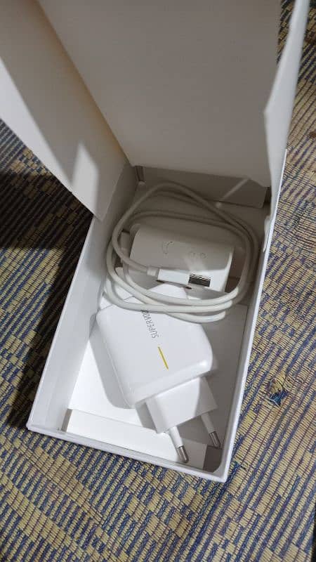 vivo y83 6/128 brand new box charger all are avilable 2