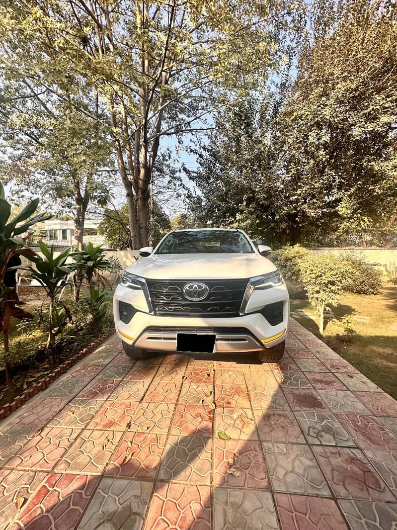 Toyota Fortuner V 2024 0