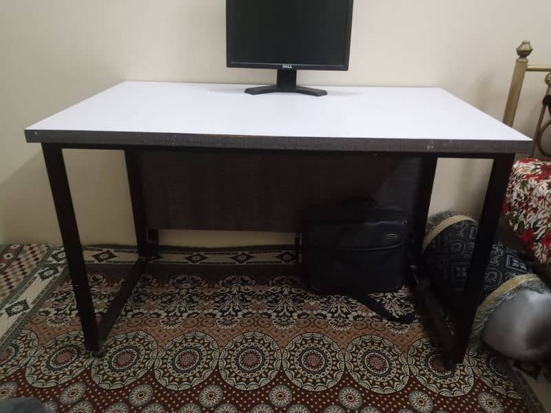 computer & office table for sell in good condition 3