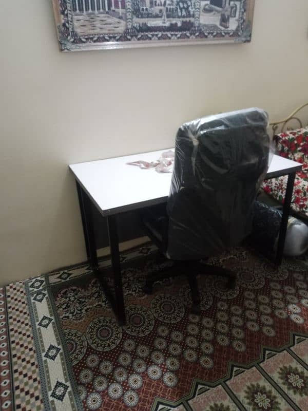 computer & office table for sell in good condition 7