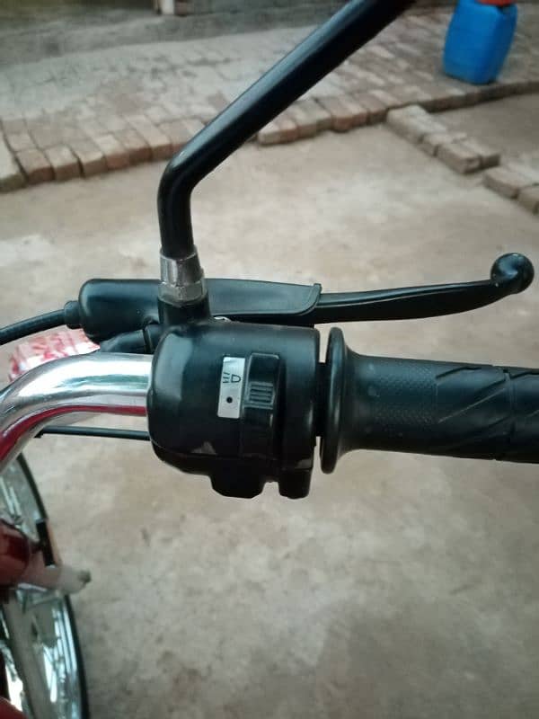 Yamaha 100cc 2 stroke bike for sale total original location Lahore DHA 8