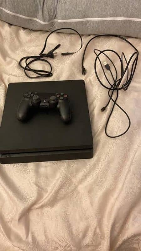 PS 4 Slim 10/10 condition + 1 controller 0