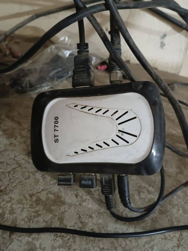 2 dish 4 ft 2 receiver  for sale  7000 Rs cell 03030064300 4