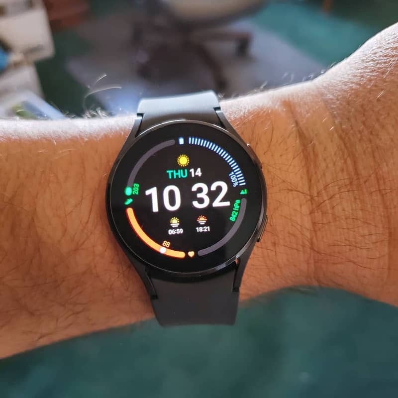 Samsung Galaxy Watch 4 100% Original With Charger And Straps Stock 3