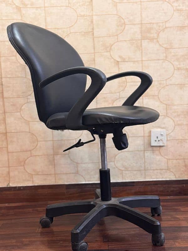 Best office chairs available for sale . . 4