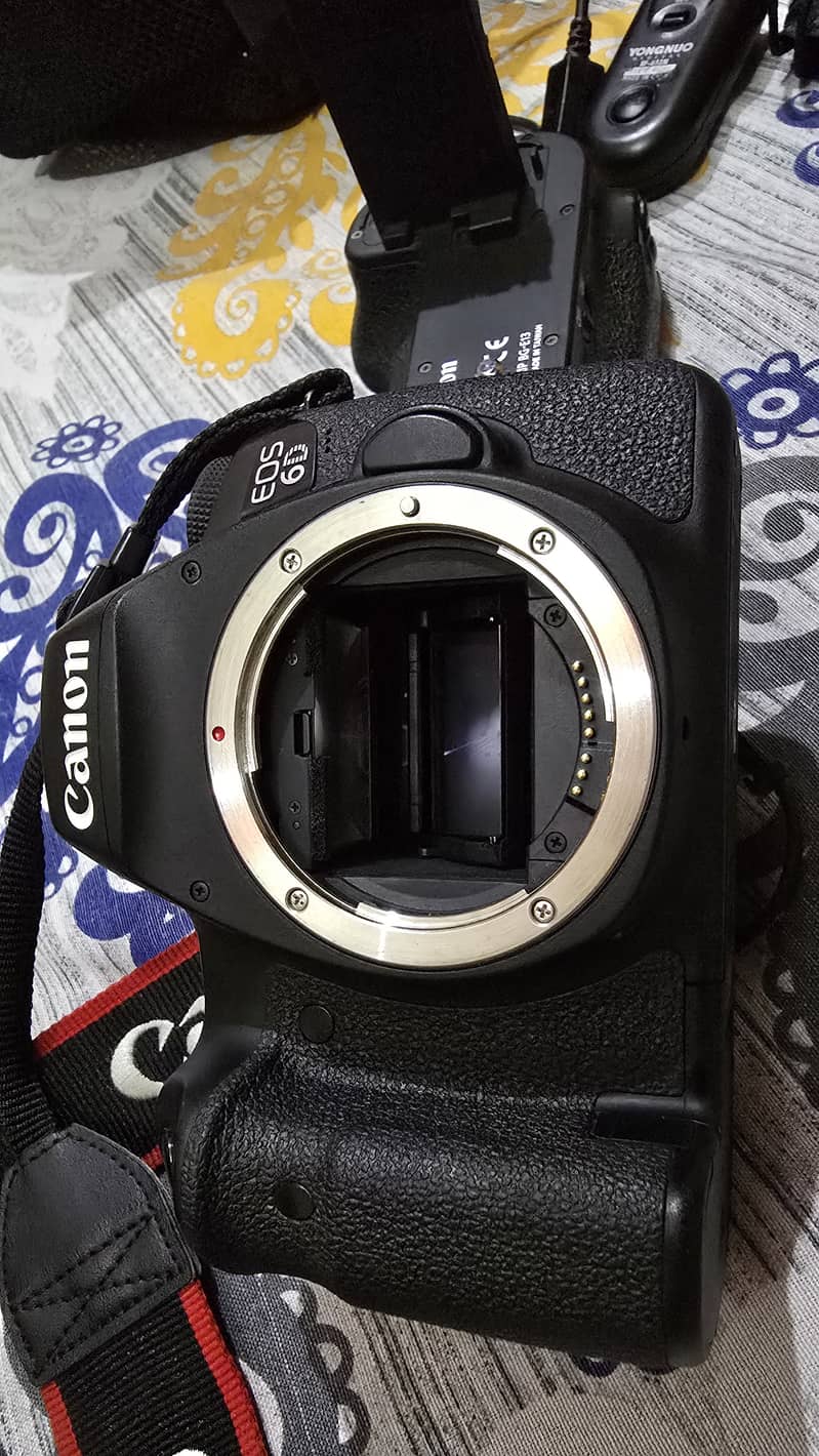 Canon 6d with original grip and new like 50mm lens 4