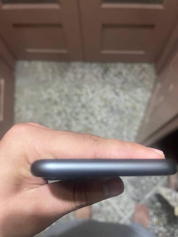 iPhone 11 64GB JV 86% Battery health waterpack 2