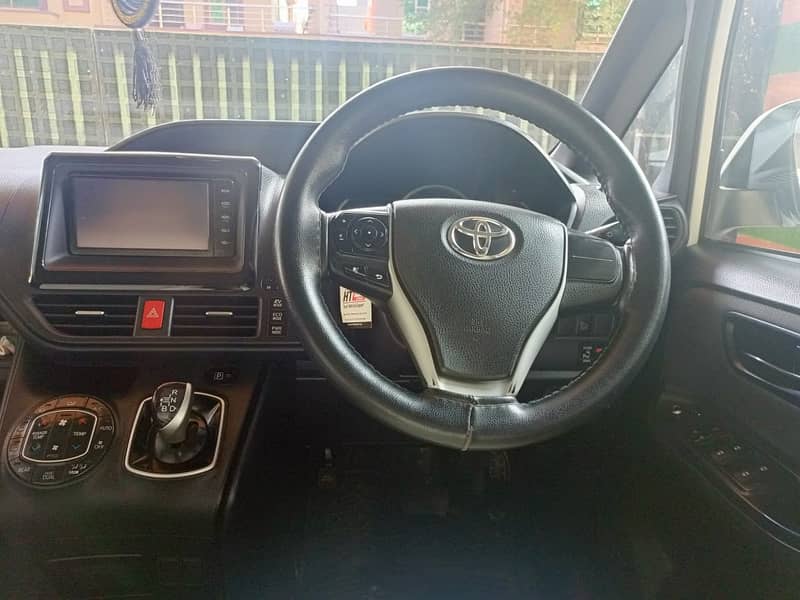 Toyota Voxy 2014 1