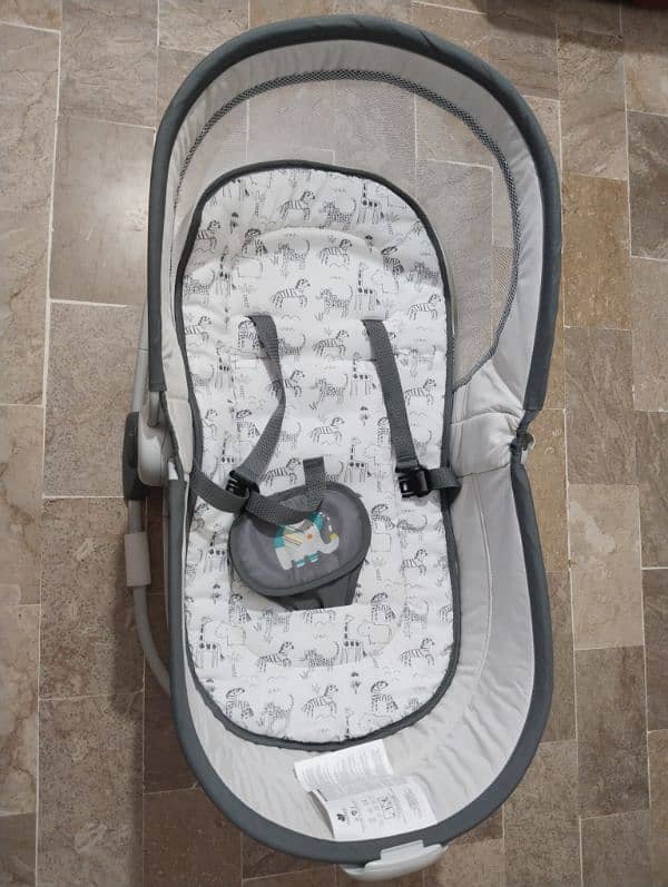 baby bassinet/bouncer 2