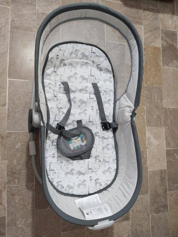 baby bassinet/bouncer 3