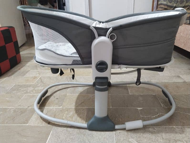 baby bassinet/bouncer 4