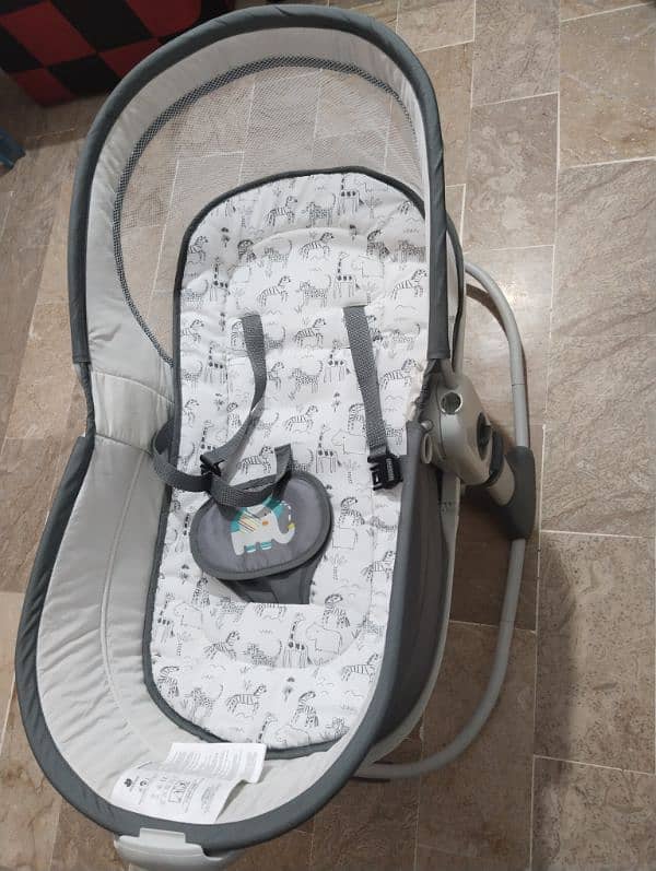 baby bassinet/bouncer 5