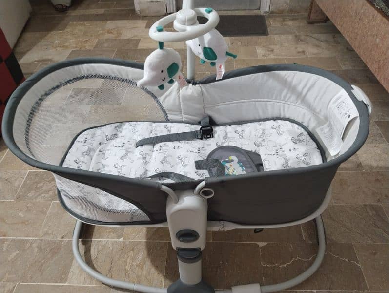 baby bassinet/bouncer 6