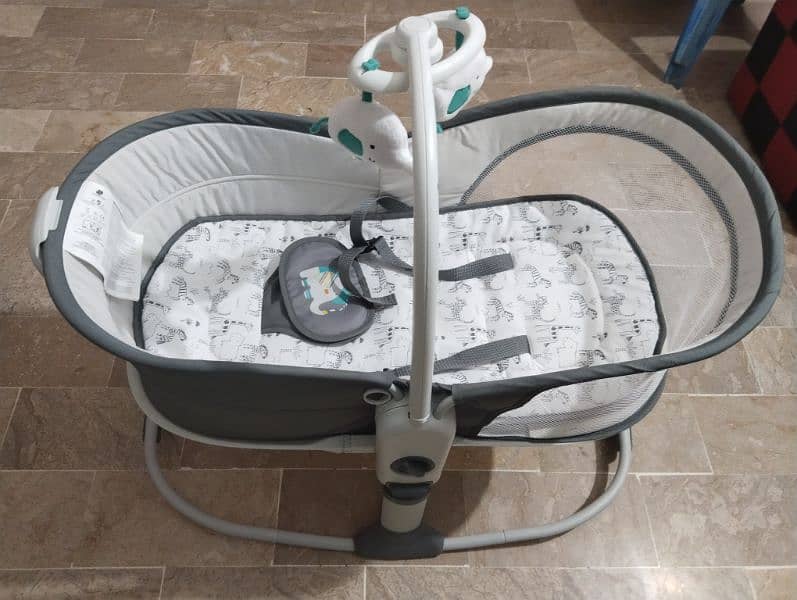 baby bassinet/bouncer 8