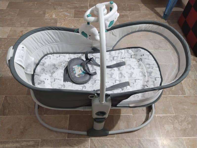 baby bassinet/bouncer 9