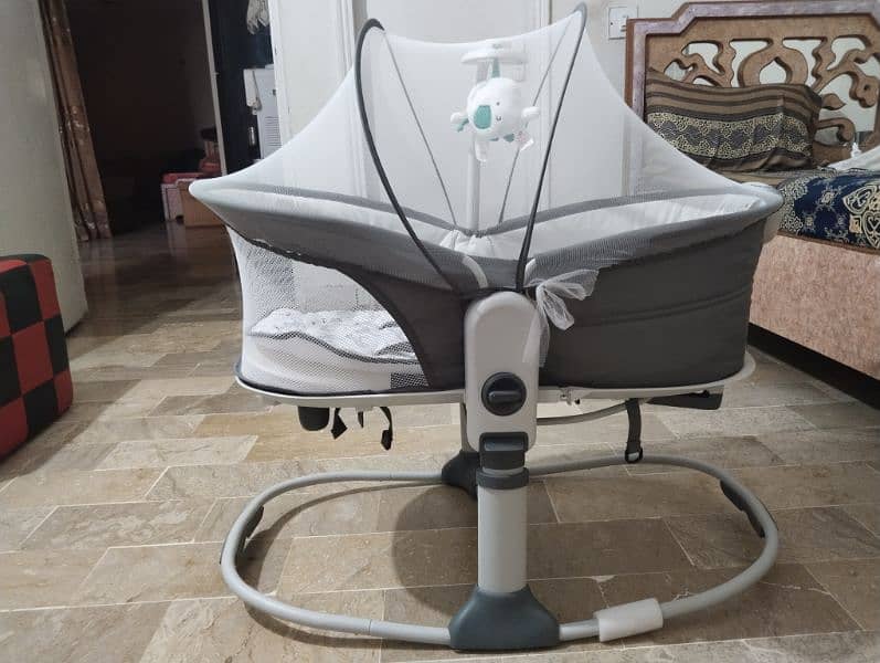 baby bassinet/bouncer 13