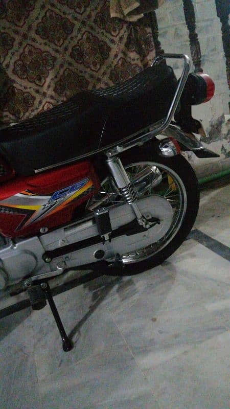 Honda CD 125 red 2025 3