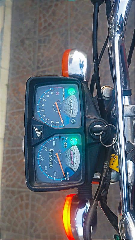 Honda 125 self start red 2