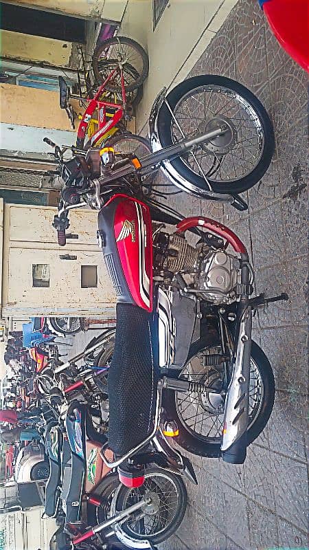 Honda 125 self start red 5