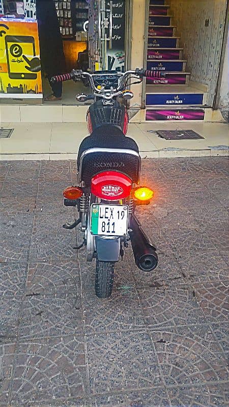 Honda 125 self start red 6