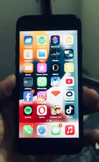 IPhone 7 in Excellent Condition 3