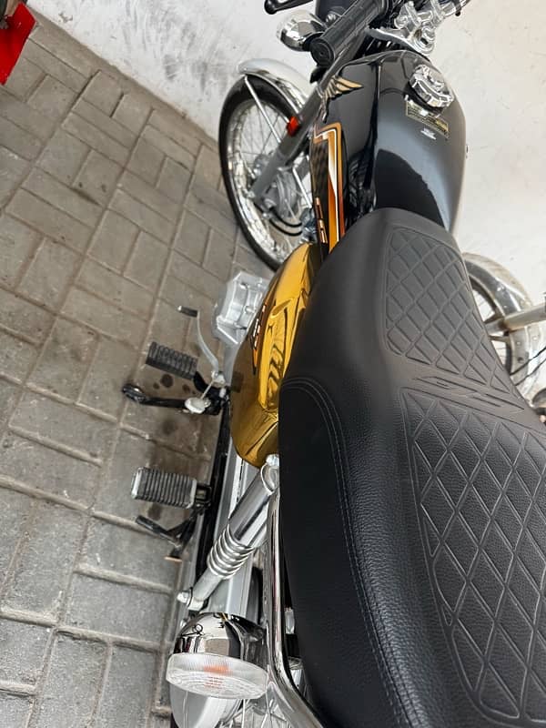 HONDA 125 self start special black with gold 804 4