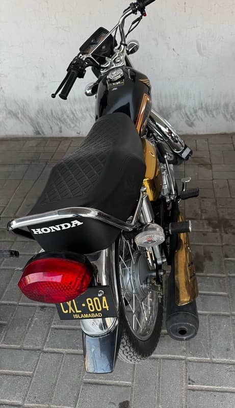 HONDA 125 self start special black with gold 804 5