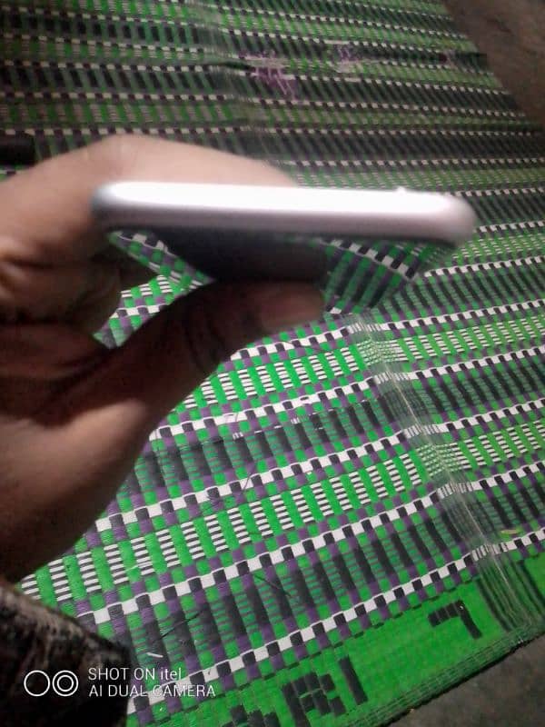 iphun6s saaf piece ha LCD ma 2 black dots Han baqi all OK ha. pTA prove 1