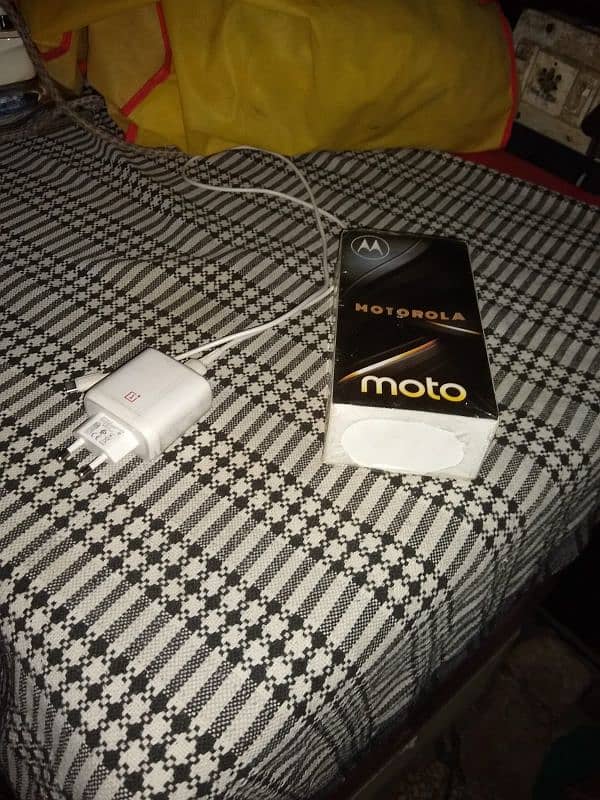 moto G6 with box 3