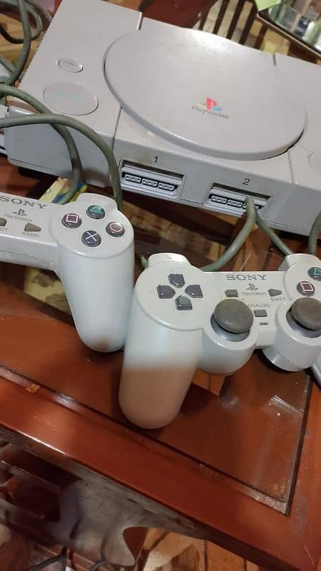 sony ps1 with 2 controller game new condition on condition me hai 2