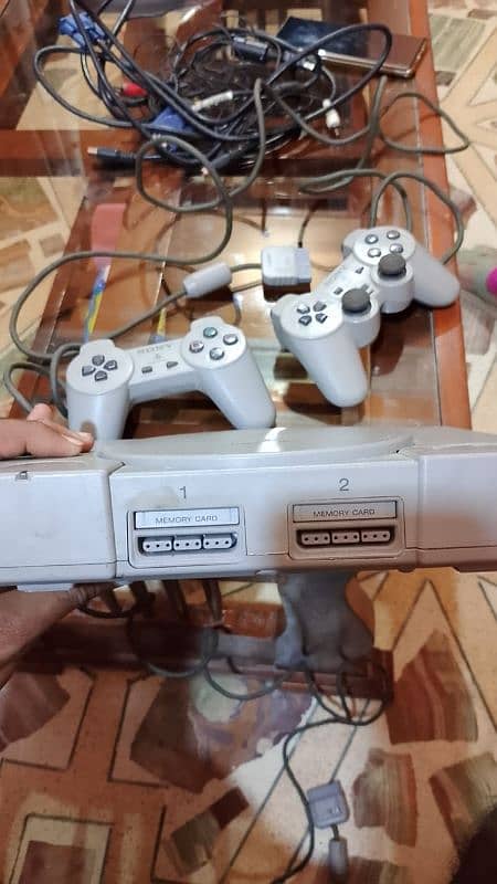 sony ps1 with 2 controller game new condition on condition me hai 4