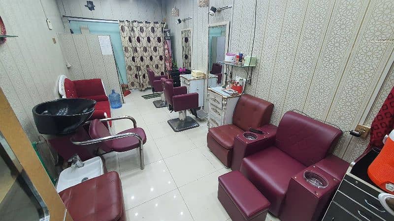 Beauty hot signature saloon for sale location sakarno Bazar mughalpura 0