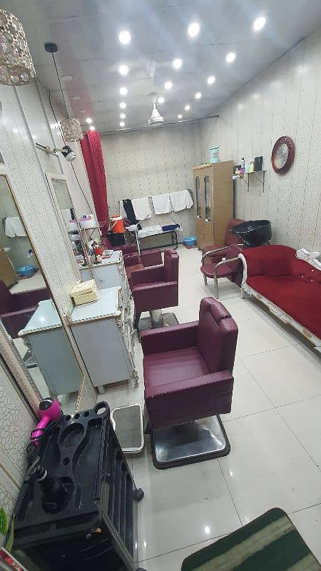 Beauty hot signature saloon for sale location sakarno Bazar mughalpura 1